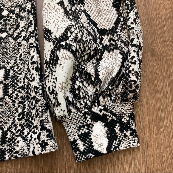 Express Women’s Snake Print Crew Neck Long Sleeve Blouse M - Picture 4 of 12